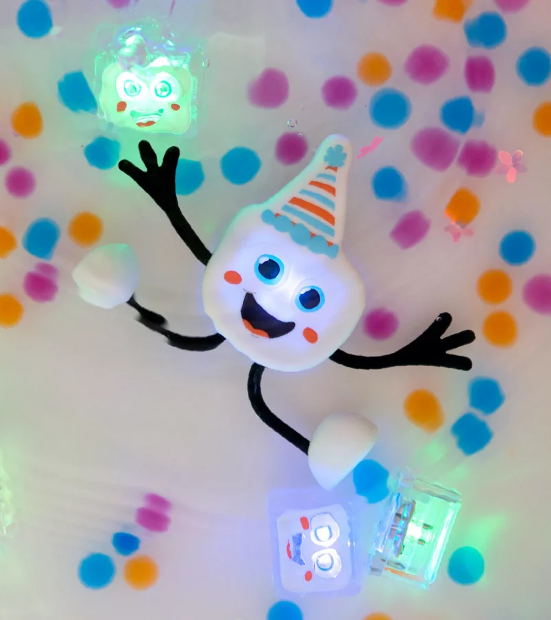 Party Pal le Glo Pals blanc - une super idée cadeau - pour illuminer l'heure du bain